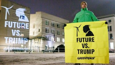 Ακτιβιστές της Greenpeace «στόχευσαν» το «Trump Turnberry» στη Σκωτία