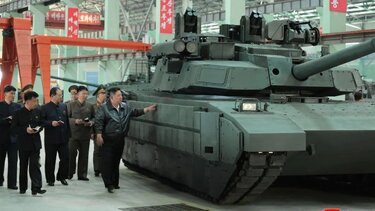 Κιμ Γιονγκ Ουν Άρματα μάχης