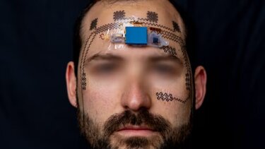 Ηλεκτρονικό τατουάζ στο μέτωπο 
