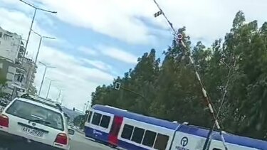 Πάτρα: Τρένο πέρασε από διάβαση με όρθιες μπάρες