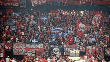 Ολυμπιακός - Παναθηναϊκός: Γέμισε ελληνικές σημαίες το ΣΕΦ 