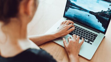 εργαζόμενη