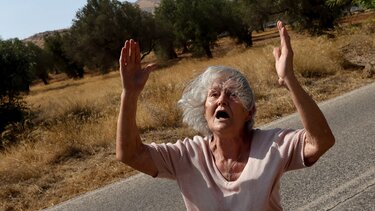 κερατεα φωτια ηλικιωμένη