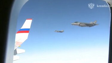 Αλάσκα, Πούτιν, Συνοδεία