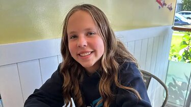 Ανήλικη, Ομογενής