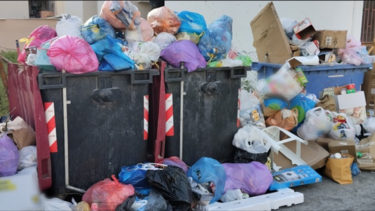 σκουπίδια Τρεις Βαγιές