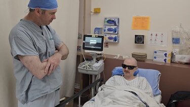 Ο Brent Chapman με τον γιατρό του, Dr. Greg Moloney