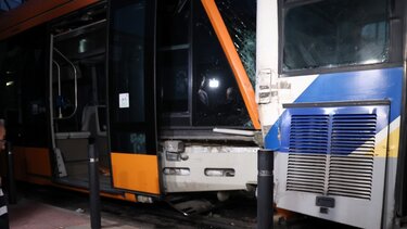 Πειραιάς: Λεωφορείο συγκρούστηκε με τραμ – 30 επιβάτες τραυματίστηκαν