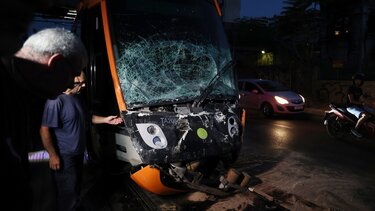Πειραιάς: Λεωφορείο συγκρούστηκε με τραμ – 30 επιβάτες τραυματίστηκαν