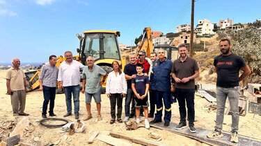 Ο Δήμαρχος Μαλεβιζίου επισκέφτηκε τα έργα της νέας πλατείας και της αίθουσας πολλαπλών χρήσεων στο Αμμούδι