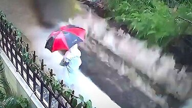  Τοίχος κατέρρευσε δίπλα σε γυναίκα 