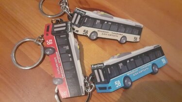 Ο οδηγός που χαρίζει ξύλινα μπρελόκ σε σχήμα λεωφορείου και το χαμένο πορτοφόλι που «αποκάλυψε» το μυστικό του