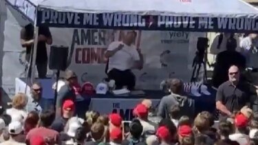 ΗΠΑ: Πυροβολισμοί εναντίον του ακροδεξιού ακτιβιστή Τσάρλι Κερκ - Σοκάρει το video