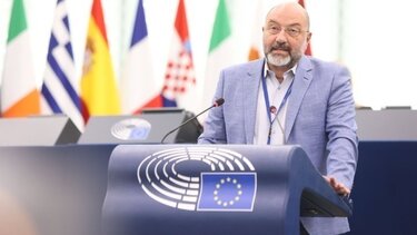 Σάκης Αρναούτογλου