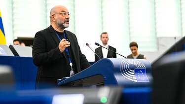 Σακης Αρναούτογλου