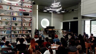 παράσταση, εκπαιδευτικοί