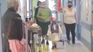 Βίντεο: Ο 5χρονος Γαβριήλ έκανε «παρέλαση» ντυμένος τσολιάς στους διαδρόμους του Ιπποκρατείου, δίνοντας μάχη με τον καρκίνο