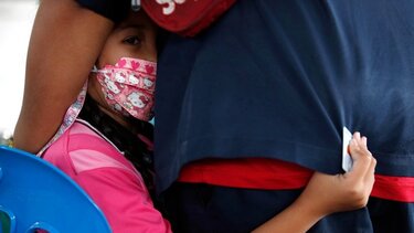 παιδί με μάσκα