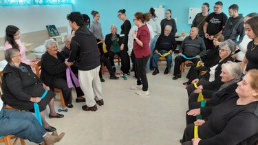 Ασκήσεις φυσικοθεραπείας μέσα σε κλίμα χαράς για τους ωφελούμενους του ΚΗΦΗ Δήμου Μινώα Πεδιάδας