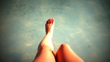 Αίσθημα καύσου στα πόδια: Όλες οι πιθανές αιτίες και τι σημαίνουν για την υγεία σας