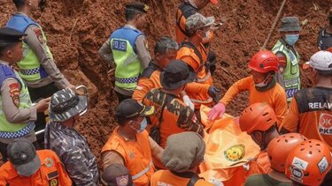 Ινδονησία: 11 νεκροί και 12 αγνοούμενοι εξαιτίας κατολίσθησης