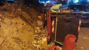 Σκουπίδια, Οδός Εθνομαρτύρων