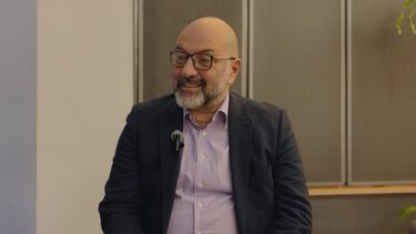 Σάκης Αρναούτογλου