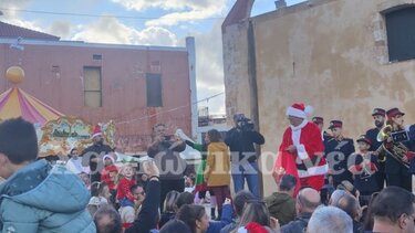 Χανιά: Εντυπωσιακή άφιξη με paraglide και σκάφος για τον Αγ. Βασίλη στο ενετικό λιμάνι (video)