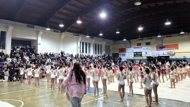 Χριστουγεννιάτικη Επίδειξη Ρυθμικής Γυμναστικής του Α.Σ. «Ρυθμός» – Έμπρακτη στήριξη του Δήμου Αγίου Νικολάου με προμήθεια ειδικού τάπητα στο Κλειστό Σχολικό Γυμναστήριο