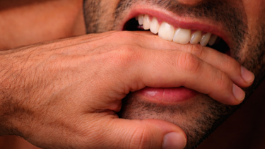 Δάγκωμα στόμα χέρι 