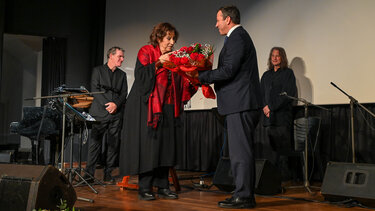 Τιμή στους μαρτυρικούς τόπους και μήνυμα μνήμης από τον Δήμο Αγίου Νικολάου στη 2η ημέρα του «Τετραημέρου Λόγου και Τέχνης», που κορυφώθηκε με τη Μαρία Φαραντούρη