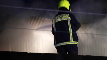 Χωρίς τις αισθήσεις τους δύο άνδρες που εγκλωβίστηκαν σε φωτιά σε διαμέρισμα στην Καλλιθέα