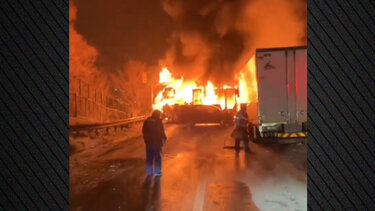 Κόλαση φωτιάς σε καραμπόλα 50 αυτοκινήτων και φορτηγών στην Ιαπωνία, δείτε βίντεο