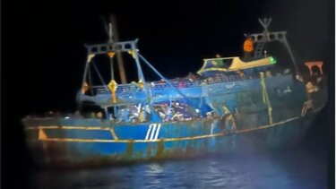 Πώς φεύγουν οι βάρκες για την Κρήτη από το «στρατόπεδο συγκέντρωσης» των δουλεμπόρων στο Τομπρούκ της Λιβύης – Βίντεο