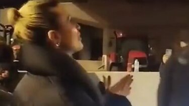 Κατερίνα Λιόλιου: Βρέθηκε σε μπλόκο και τραγούδησε στους αγρότες