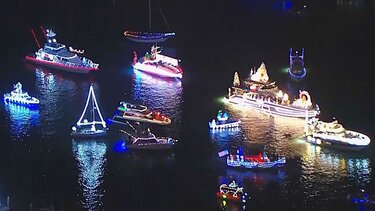 Το λιμάνι του Newport Beach φωτίστηκε από δεκάδες στολισμένα σκάφη