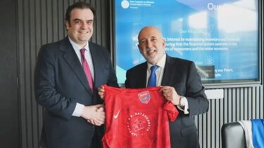 Κυριάκος Πιερρακάκης: Έκανε δώρο τη φανέλα του Πανιωνίου στον διοικητή της Τράπεζας της Ιρλανδίας, Γκαμπριέλ Μακλούφ (Εικόνα)