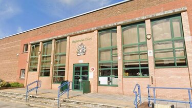 Νέα υπόθεση «Πελικό» στην Αγγλία: 49χρονος κατηγορείται ότι νάρκωνε και βίαζε τη σύζυγό του μαζί με 5 άνδρες επί 13 χρόνια