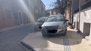 αρχάνες αυτοκινητα πεζοδρόμια