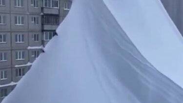 Ρωσία: Πολυκατοικίες «θαμμένες» κάτω από το χιόνι - Δύο νεκροί από τη σφοδρή κακοκαιρία