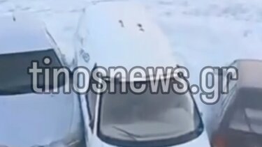 Κακοκαιρία: Κύματα εισέβαλαν στο λιμάνι της Τήνου - Αυτοκίνητα παρασύρθηκαν