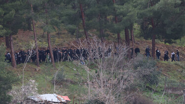 ΟΦΗ: Ο κόσμος συγκεντρώθηκε σε λόφο πίσω από το γήπεδο!
