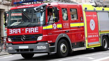 Συνετρίβη μικρό αεροπλάνο στο Μάντσεστερ, πήδηξε με αλεξίπτωτο ένας από τους επιβάτες του