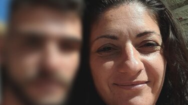 Σπάραξε η μάνα της Δώρας όταν συνάντησε τον δολοφόνο της κόρης της: «Γιατί σκότωσες το παιδί μου;»
