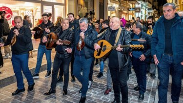 Κρητικές καντάδες «πλημμύρισαν» το ιστορικό κέντρο του Ρέθυμνο