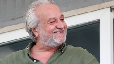 Κομπότης: Ένας παράγοντας που σαν τον φελλό επιπλέει παντού