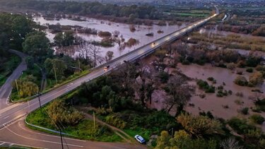 Πύργος: Τα αγριεμένα νερά του Αλφειού «γλύφουν» τη γέφυρα στην είσοδο της πόλης