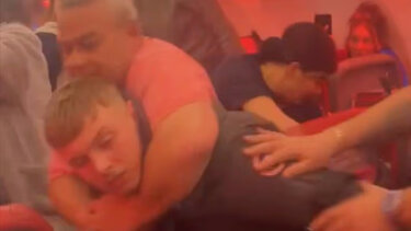 Χάος στον... αέρα: Άγρια συμπλοκή σε πτήση από Τουρκία για Μάντσεστερ - Αίμα και... δόντια στο πάτωμα - Βίντεο