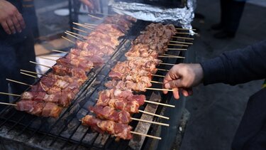 τσικνοπέμπτη-σουβλάκια