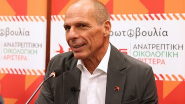 ΜέΡΑ25: Ο Γιάνης Βαρουφάκης στο Ηράκλειο, με δύο μικρόφωνα…